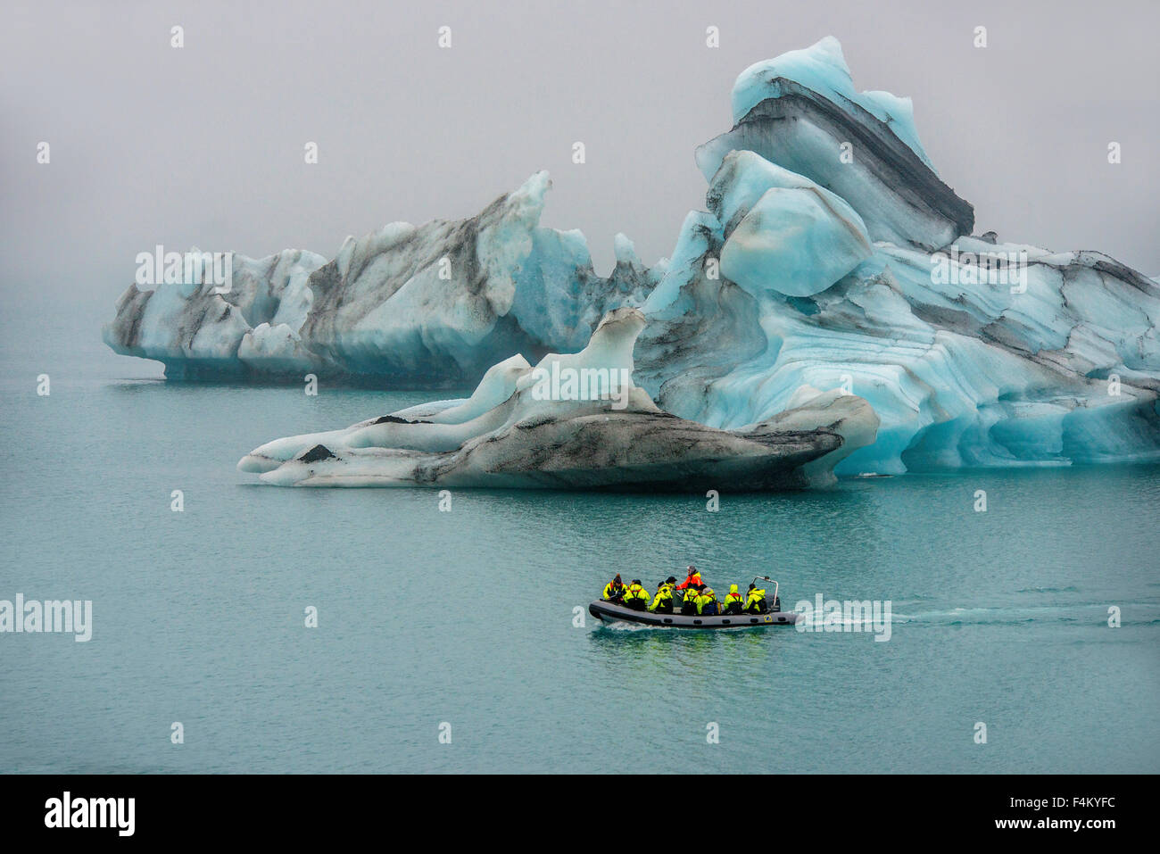 Bateau qui les touristes à Jokulsarlon en Islande - le glacier ou le Lac Glaciaire Banque D'Images
