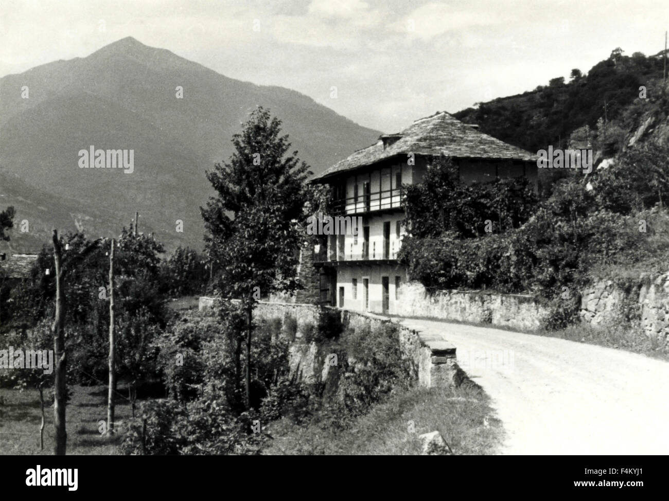 Tronçon de route de montagne avec une maison, Italie Banque D'Images