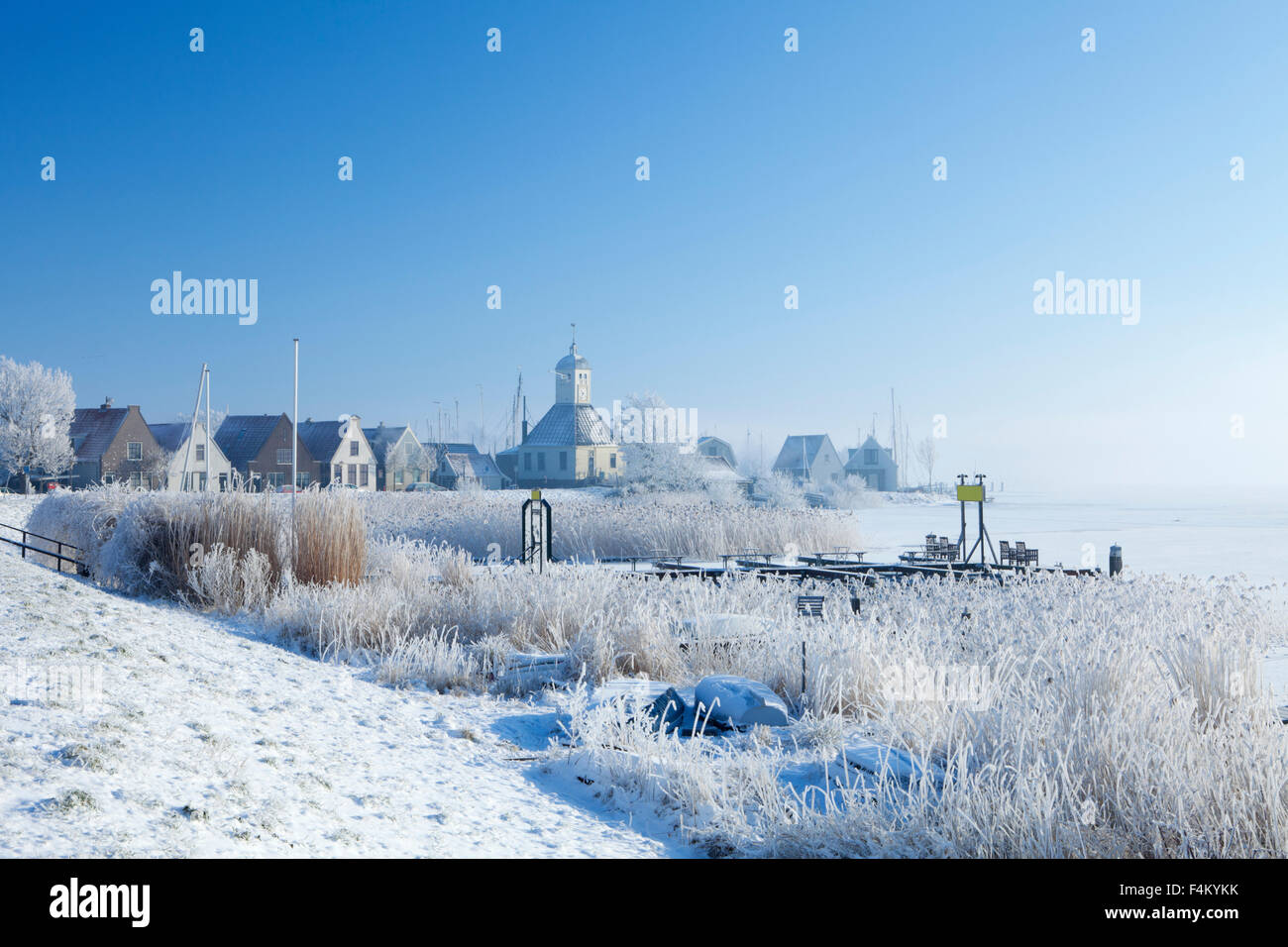Le beau village de Durgerdam aux Pays-Bas le long du lac Markermeer (Marken). Photographié dans la matinée après un Banque D'Images
