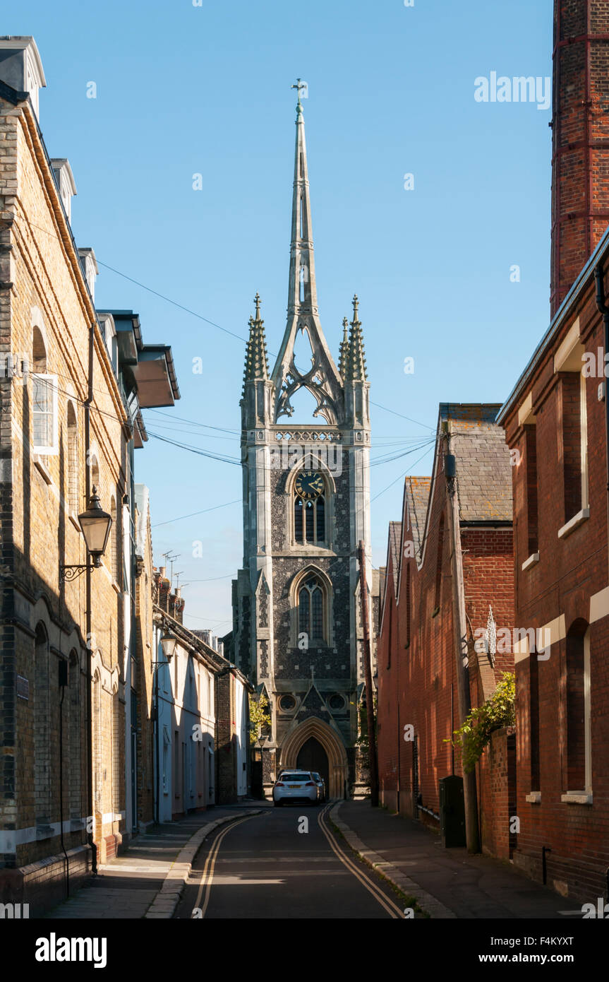 L'église de St Mary de bienfaisance, Faversham, vu en bas de la rue de l'Église. Banque D'Images