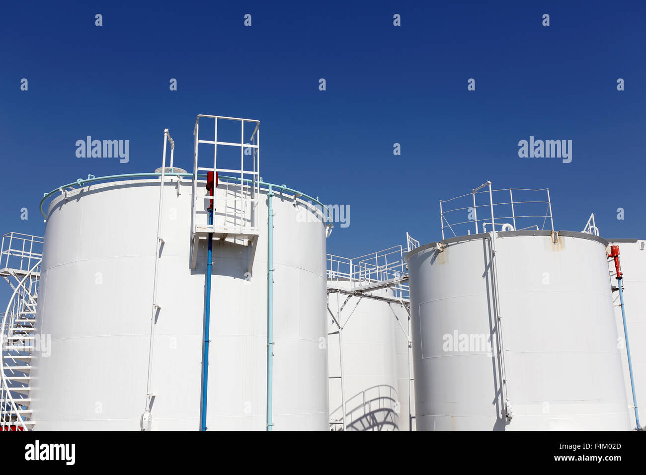 Les réservoirs de stockage de blanc contre un ciel bleu Banque D'Images