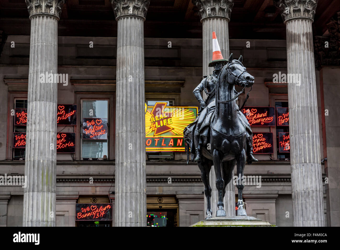 Statue et cône de trafic du duc de Wellington Glasgow, Galerie d'art moderne, centre-ville de Glasgow, Royal Exchange Square / Queen Street, Écosse, Royaume-Uni Banque D'Images