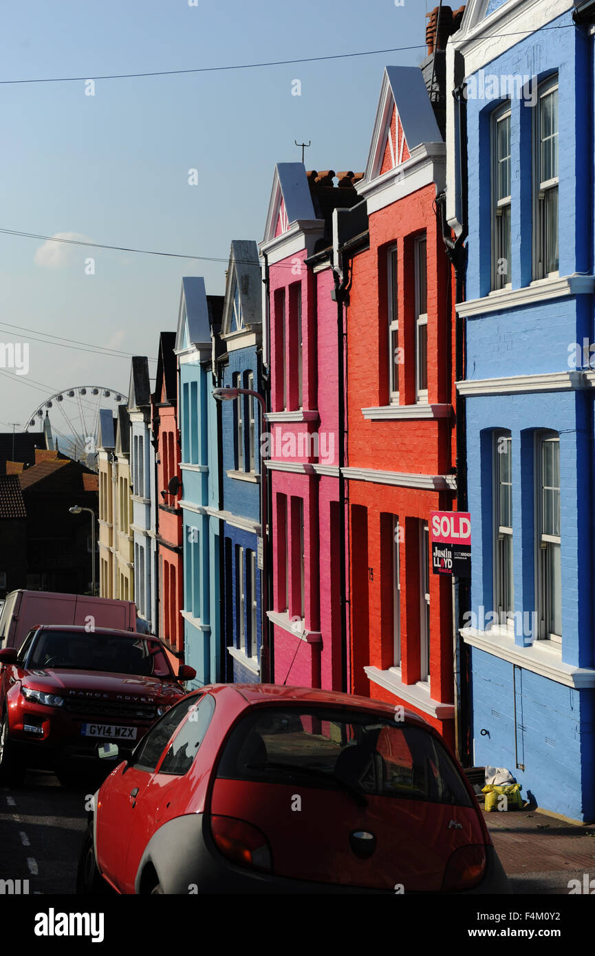 Blaker Street à Brighton avec son célèbre boîtier en terrasses toutes peintes en différentes couleurs UK Banque D'Images
