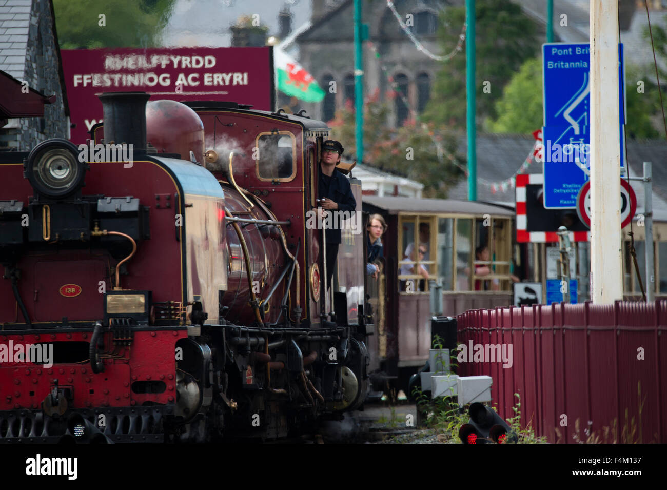 Le Grand du petit train du Pays de Galles : Welsh Highland railway jauge étroite, en tirant à Porthmadog, Gwynedd au Pays de Galles UK Banque D'Images