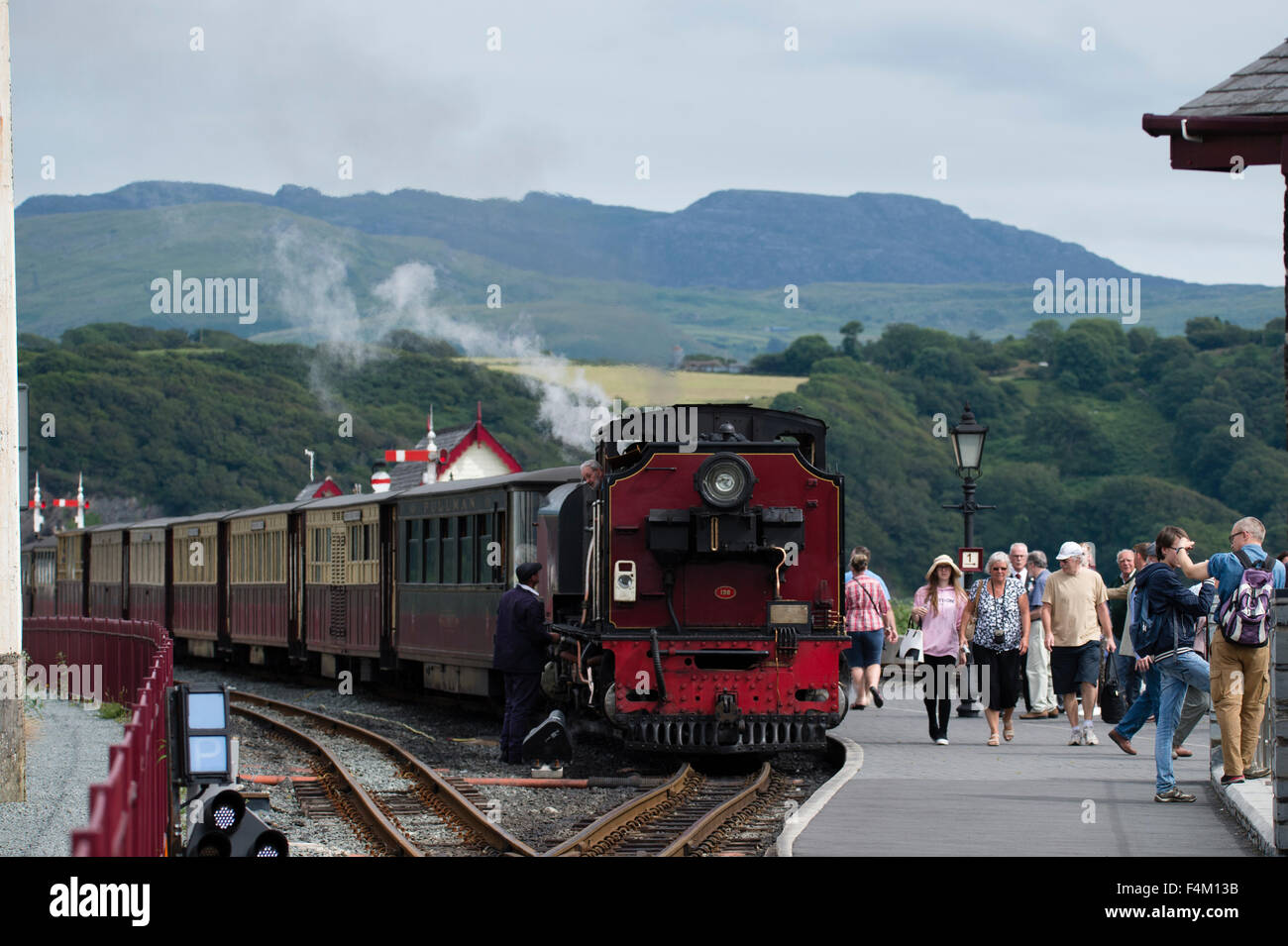 Le Grand du petit train du Pays de Galles : Welsh Highland railway jauge étroite laissant Porthmadog, Gwynedd au Pays de Galles UK Banque D'Images