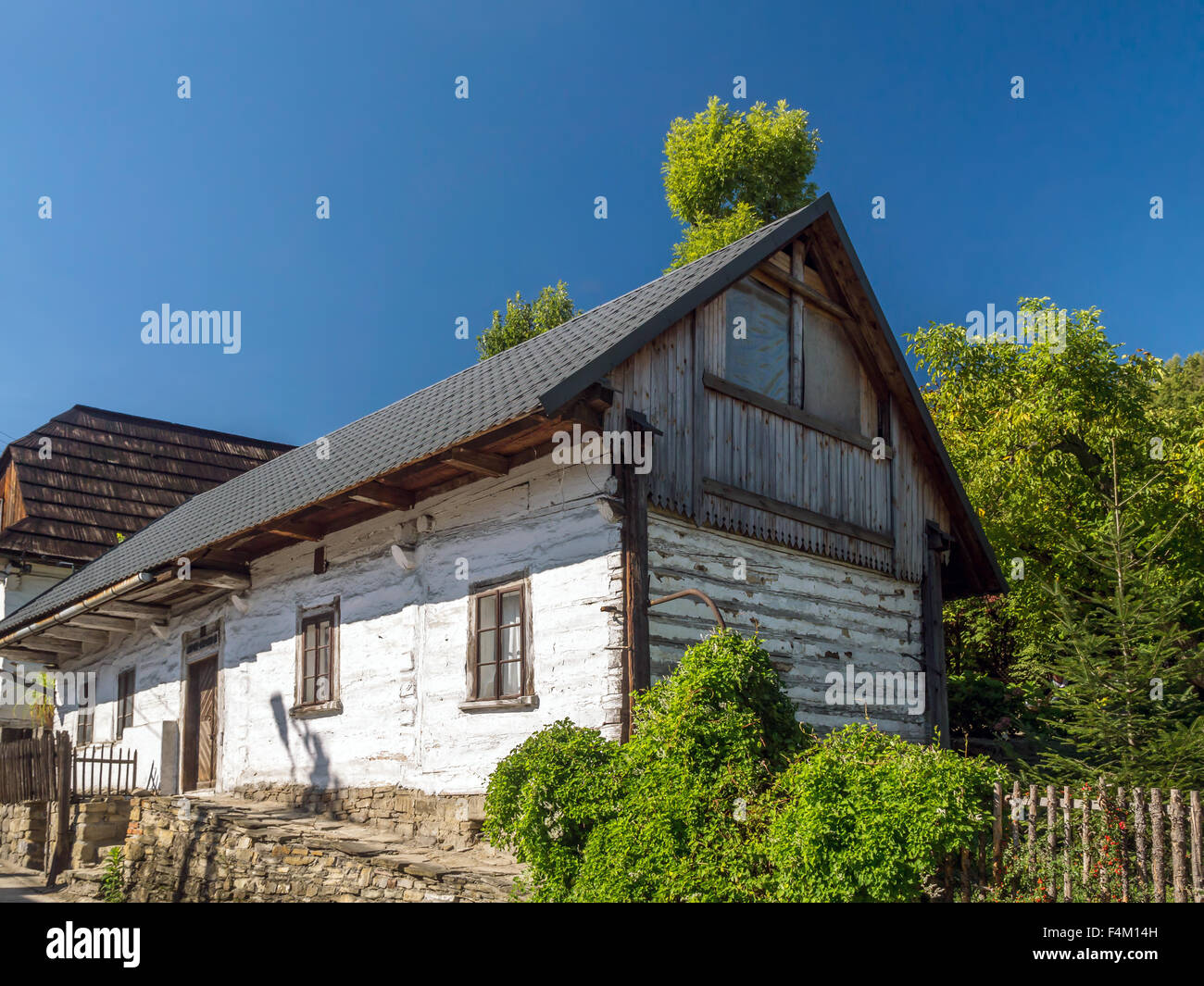 L'un des nombreux vieux chalets en bois dans village historique Dębica situé dans la partie sud de la Pologne Banque D'Images