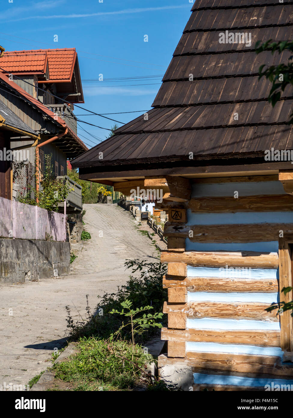 Chemin rural avec chalets en bois dans village historique Dębica situé dans la partie sud de la Pologne Banque D'Images
