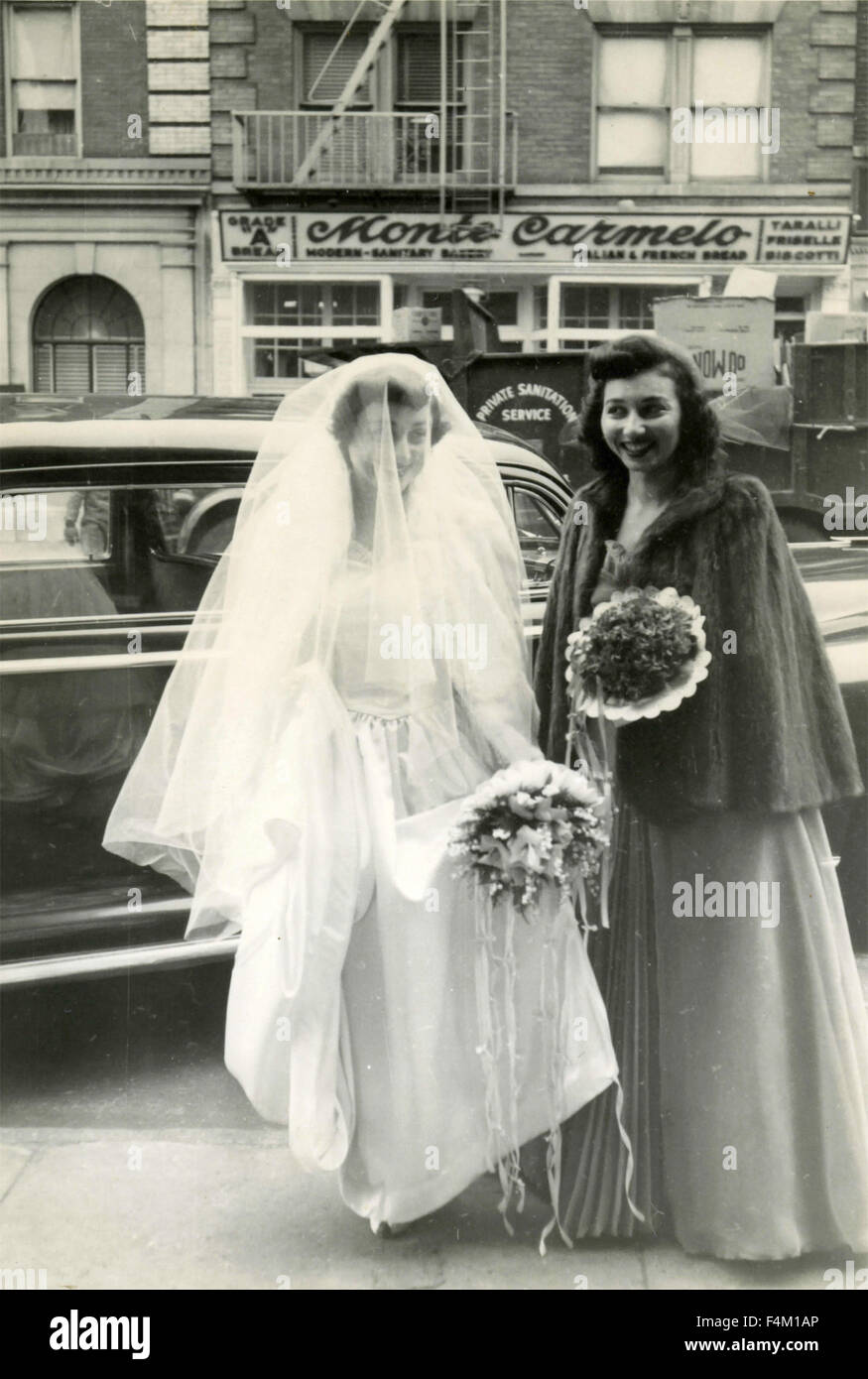 Mariée en blanc avec un ami dans le Bronx, NY, USA Banque D'Images