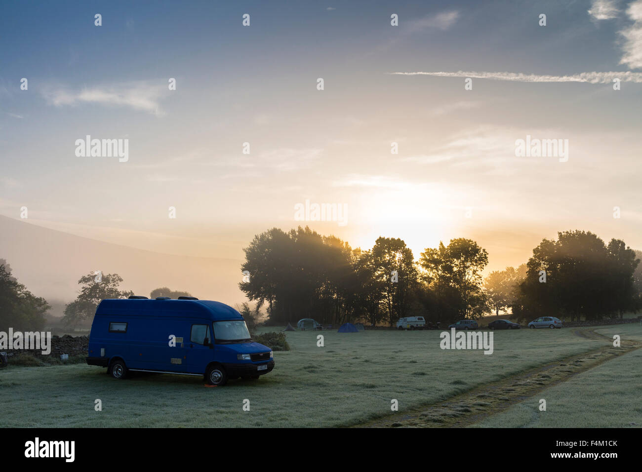 Le soleil brûlant à travers la brume sur un matin glacial à haute Laning Farm Camping Dent Cumbria Dentdale UK Banque D'Images