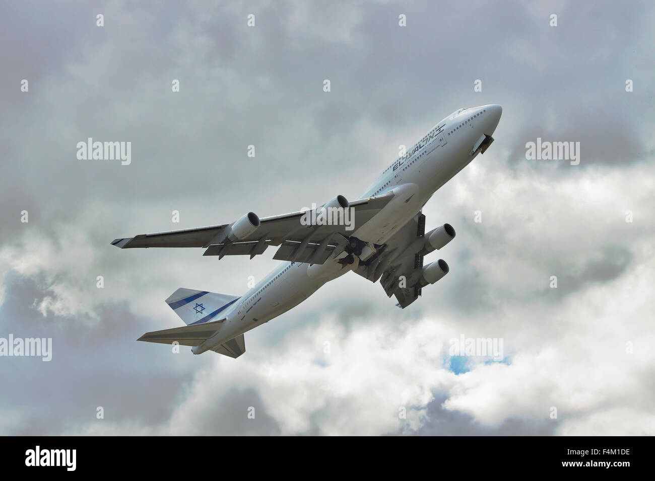 Ukraine BORISPOL, - 2 octobre 2011 : Israël El Al Airlines B747 prenant en ciel nuageux Banque D'Images