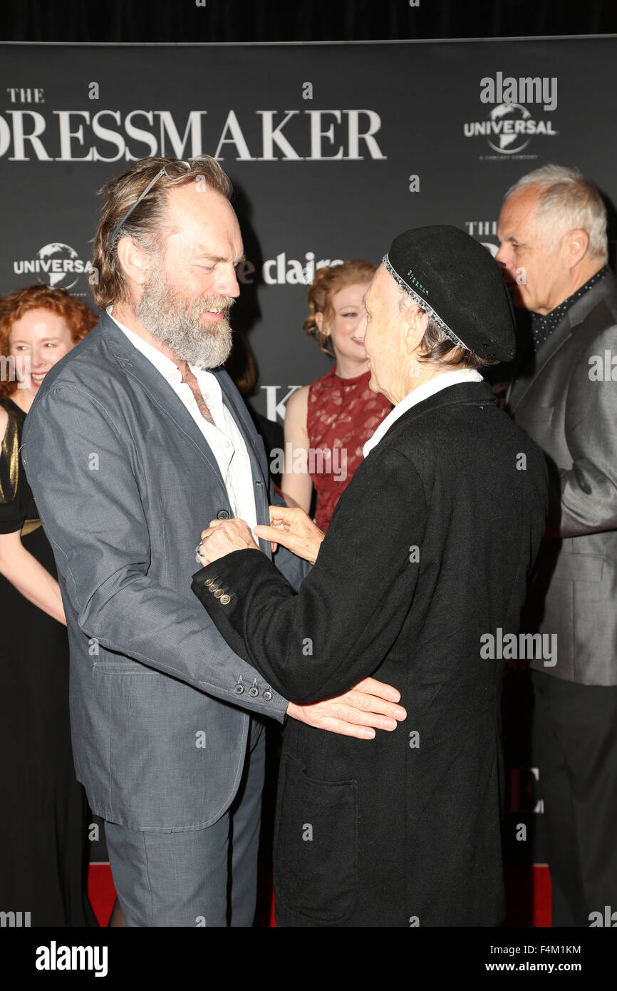 Sydney, Australie. 20 octobre 2015. Sur la photo : Hugo Weaving et Barry Otto. Acteurs et actrices marchait sur le tapis rouge pour fêter la sortie de la nouvelle comédie dramatique le couturier pour l'événement des cinémas, la rue George. Crédit : Richard Milnes/Alamy Live News Banque D'Images