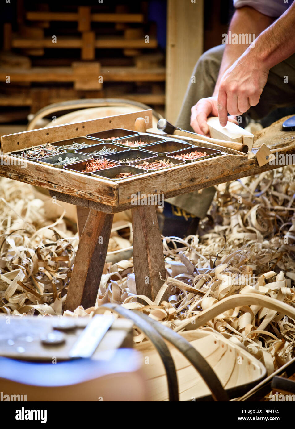 Sussex Trug bouilloire - Charlie, dans son atelier de Holmes Hill près de Lewes, East Sussex. Banque D'Images