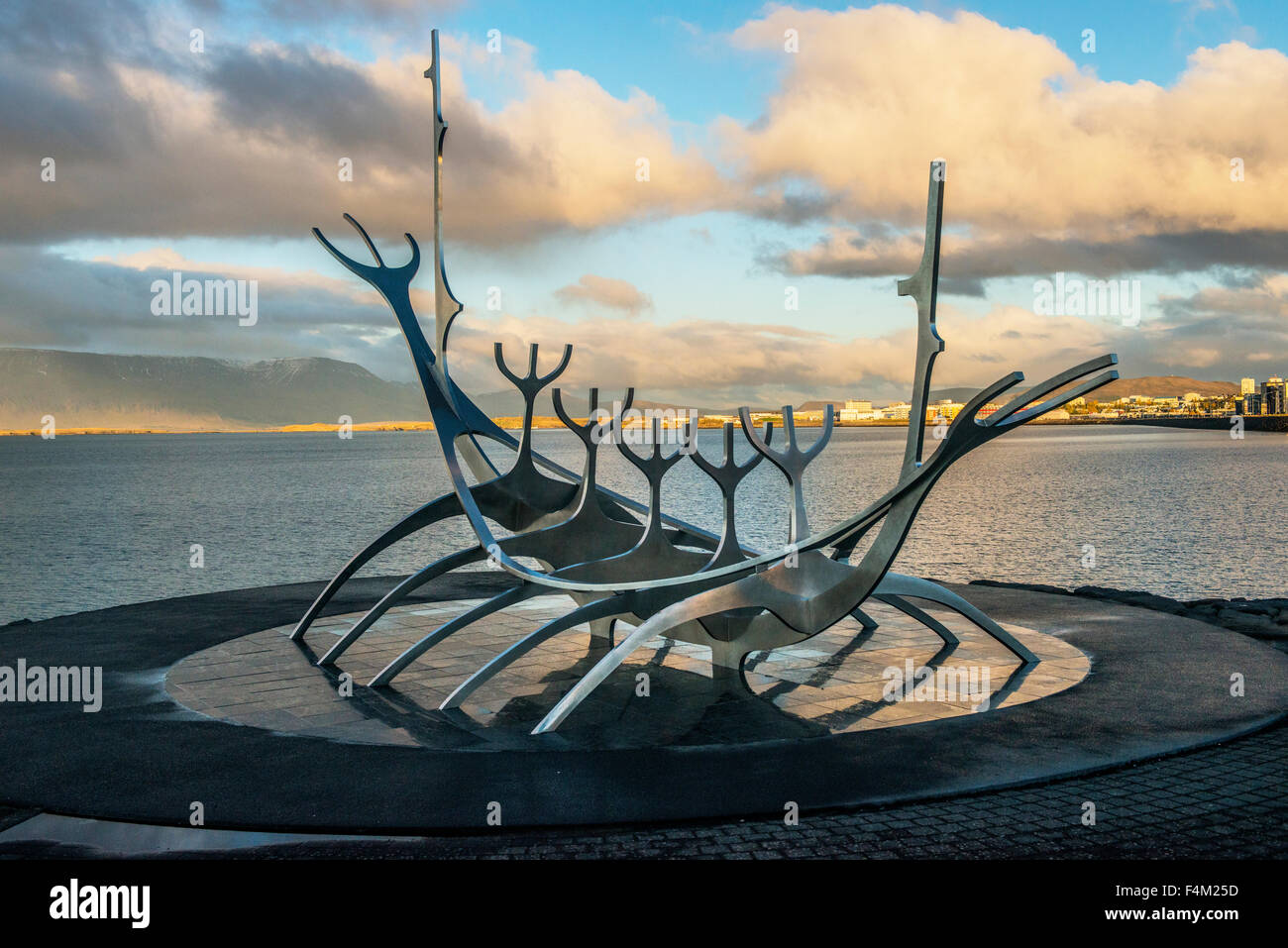 Le soleil Voyager sur les quais de Saebraut, à Reykjavik, Islande, photographiée en lumière du soir Banque D'Images