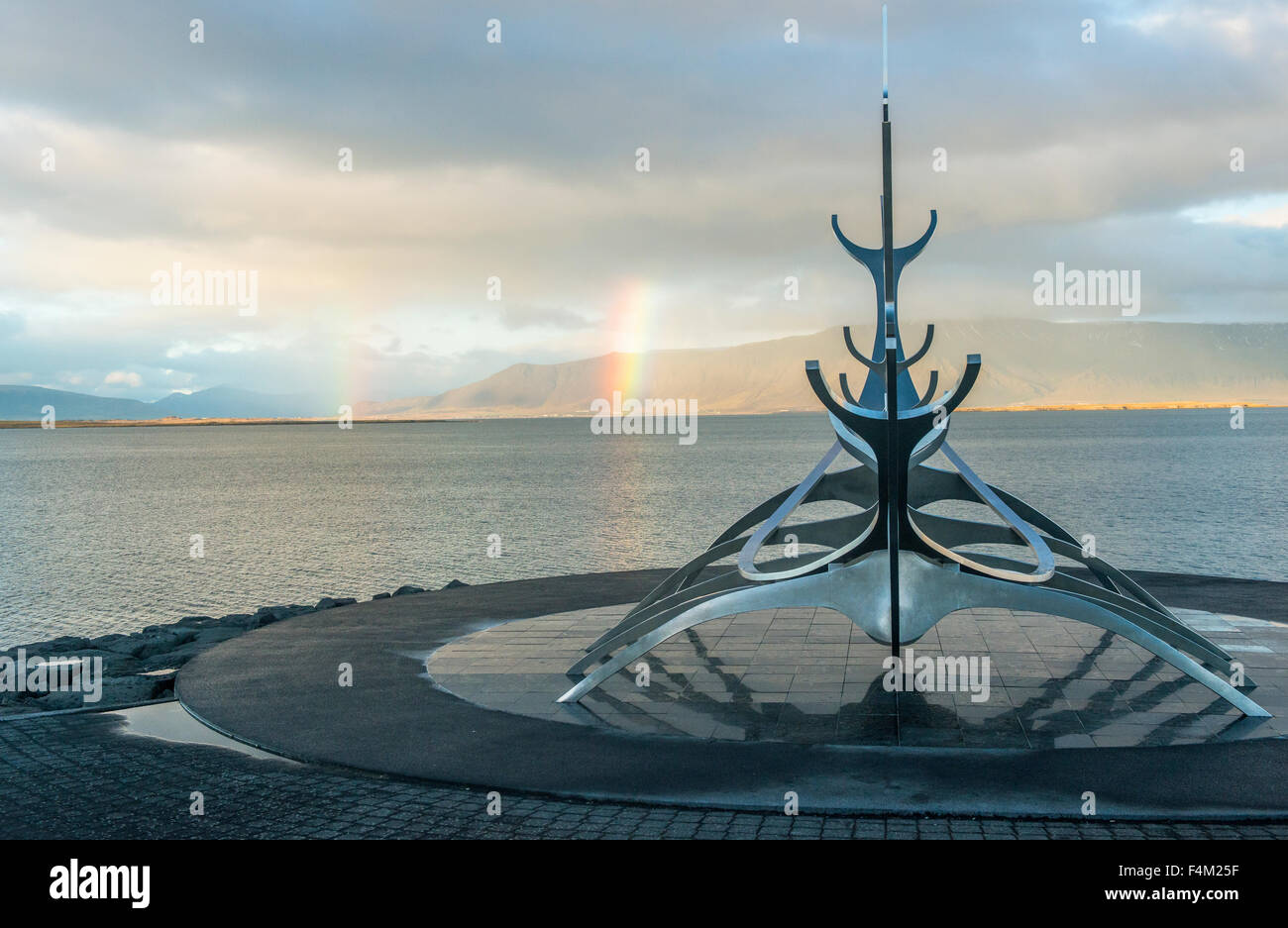 Le soleil Voyager sur les quais de Saebraut, Reykjavik, Islande, avec un arc-en-ciel en arrière-plan Banque D'Images