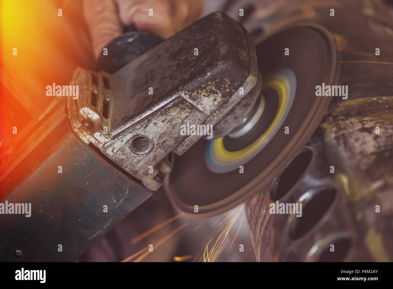 Tuyaux en acier meulage travailleur, l