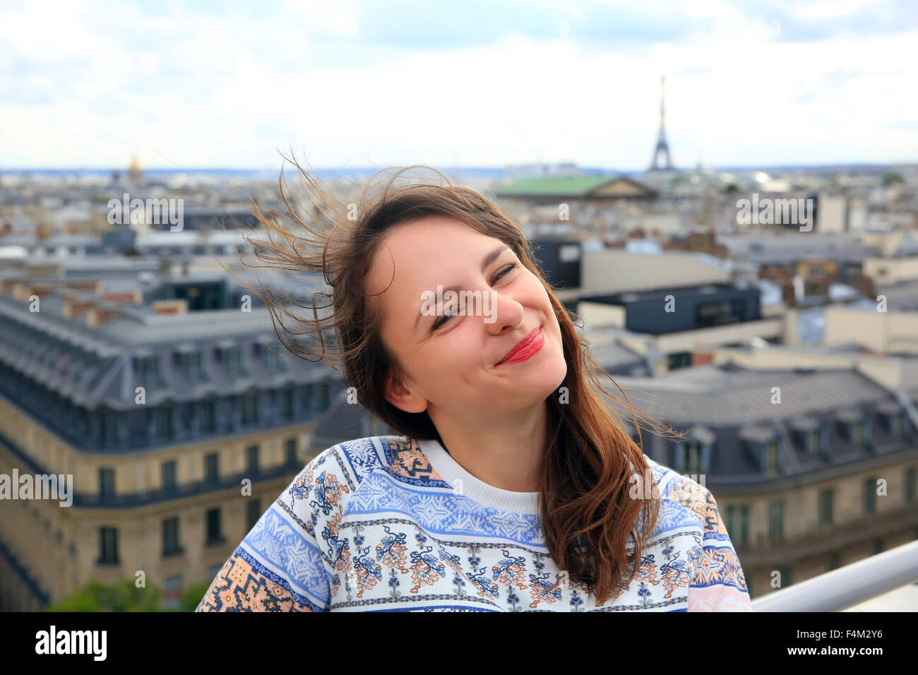 Happy girl à Paris Banque D'Images