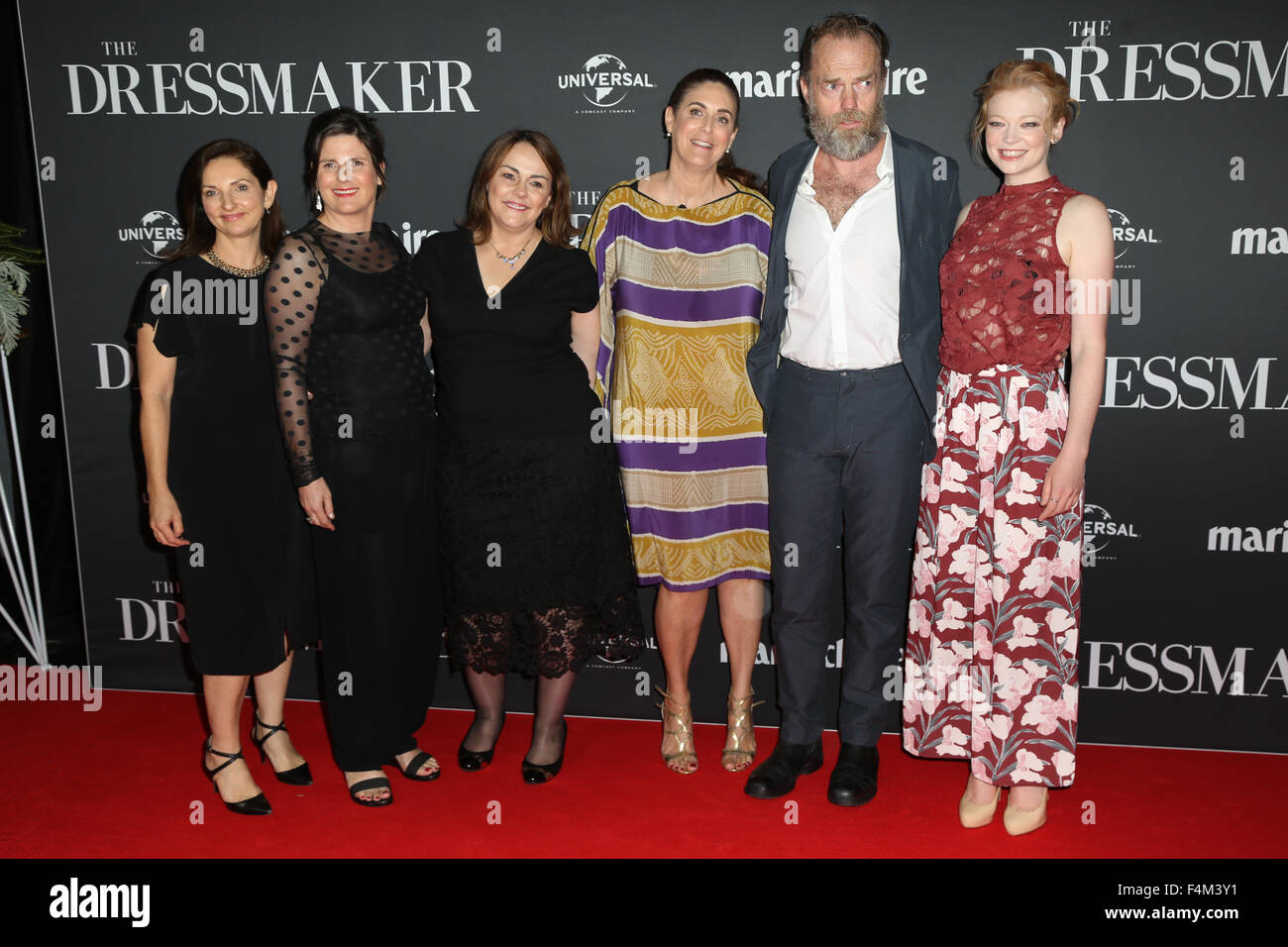 Sydney, Australie. 20 octobre 2015. Sur la photo, de gauche à droite : tbc, producteur Sue Maslin, directeur Jocelyn Moorhouse, Jackie Frank, Hugo Weaving et Sarah Snook. Acteurs et actrices marchait sur le tapis rouge pour fêter la sortie de la nouvelle comédie dramatique le couturier pour l'événement des cinémas, la rue George. Crédit : Richard Milnes/Alamy Live News Banque D'Images