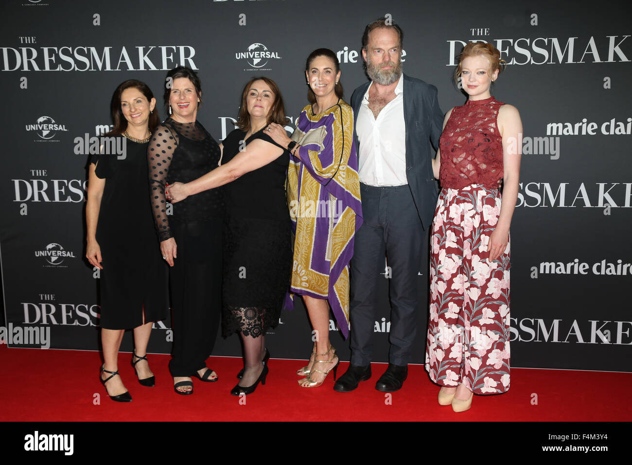 Sydney, Australie. 20 octobre 2015. Sur la photo, de gauche à droite : tbc, producteur Sue Maslin, directeur Jocelyn Moorhouse, Jackie Frank, Hugo Weaving et Sarah Snook. Acteurs et actrices marchait sur le tapis rouge pour fêter la sortie de la nouvelle comédie dramatique le couturier pour l'événement des cinémas, la rue George. Crédit : Richard Milnes/Alamy Live News Banque D'Images