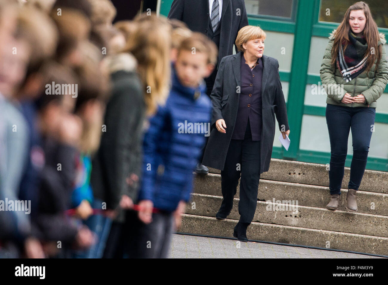 La chancelière allemande, Angela Merkel (CDU), et porte-parole de l'école Johanna Koenig (r) dans la cour de l'Joseph-Koenig-Gymnasium de Haltern am See, Allemagne, 20 octobre 2015. Un groupe de Haltern étaient parmi ceux qui sont morts le 24 mars 2015, lorsque les enquêteurs disent que le copilote du vol Germanwings 4U9525 est écrasé délibérément l'avion dans les Alpes françaises. PHOTO : AFP/VENNENBERND ROLF Banque D'Images