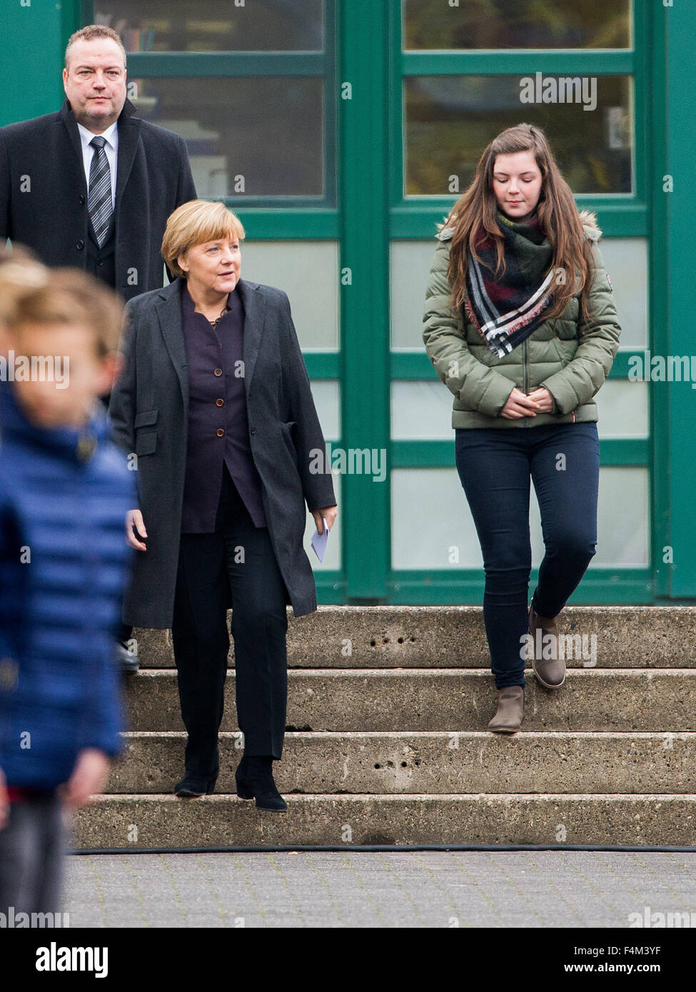 La chancelière allemande, Angela Merkel (CDU), porte-parole de l'école Johanna Koenig (r) et le maire (Klimpel Bodo l, CDU) dans la cour de l'Joseph-Koenig-Gymnasium de Haltern am See, Allemagne, 20 octobre 2015. Un groupe de Haltern étaient parmi ceux qui sont morts le 24 mars 2015, lorsque les enquêteurs disent que le copilote du vol Germanwings 4U9525 est écrasé délibérément l'avion dans les Alpes françaises. PHOTO : AFP/VENNENBERND ROLF Banque D'Images