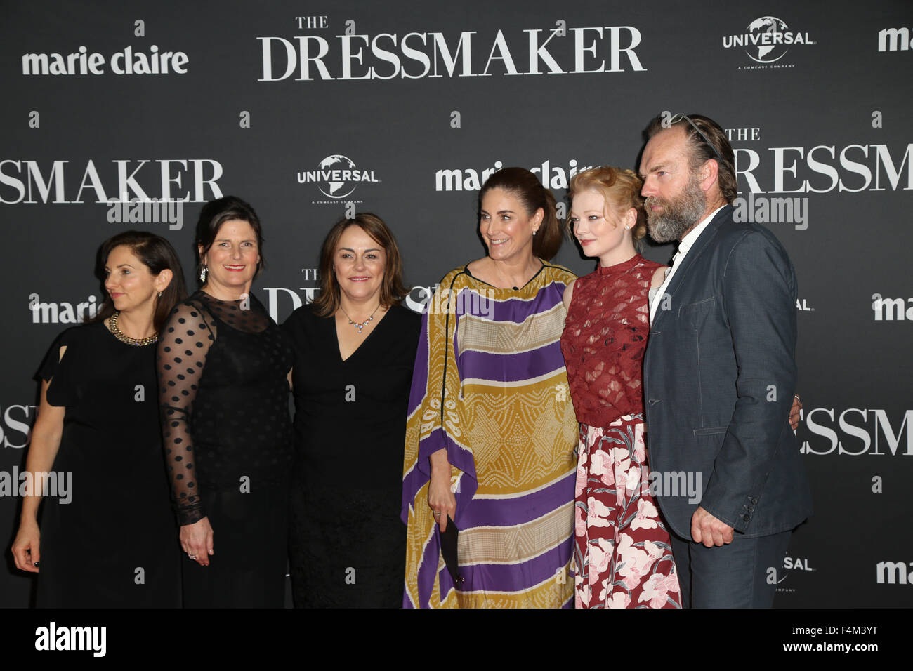 Sydney, Australie. 20 octobre 2015. Sur la photo, de gauche à droite : tbc, producteur Sue Maslin, directeur Jocelyn Moorhouse, Jackie Frank, Hugo Weaving et Sarah Snook. Acteurs et actrices marchait sur le tapis rouge pour fêter la sortie de la nouvelle comédie dramatique le couturier pour l'événement des cinémas, la rue George. Crédit : Richard Milnes/Alamy Live News Banque D'Images
