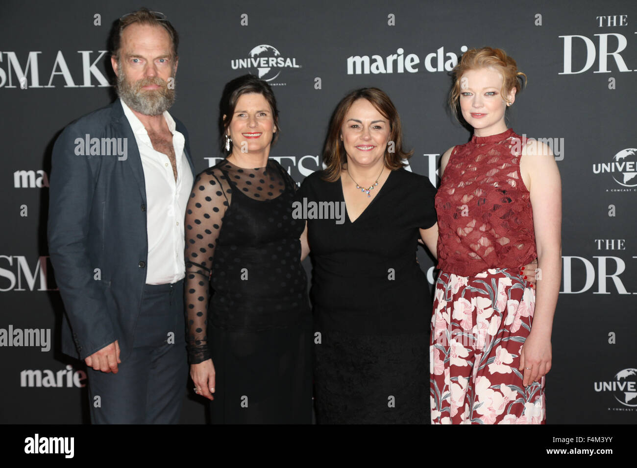 Sydney, Australie. 20 octobre 2015. Sur la photo, de gauche à droite : Hugo Weaving, producteur Sue Maslin, directeur Jocelyn Moorhouse et Sarah Snook. Acteurs et actrices marchait sur le tapis rouge pour fêter la sortie de la nouvelle comédie dramatique le couturier pour l'événement des cinémas, la rue George. Crédit : Richard Milnes/Alamy Live News Banque D'Images