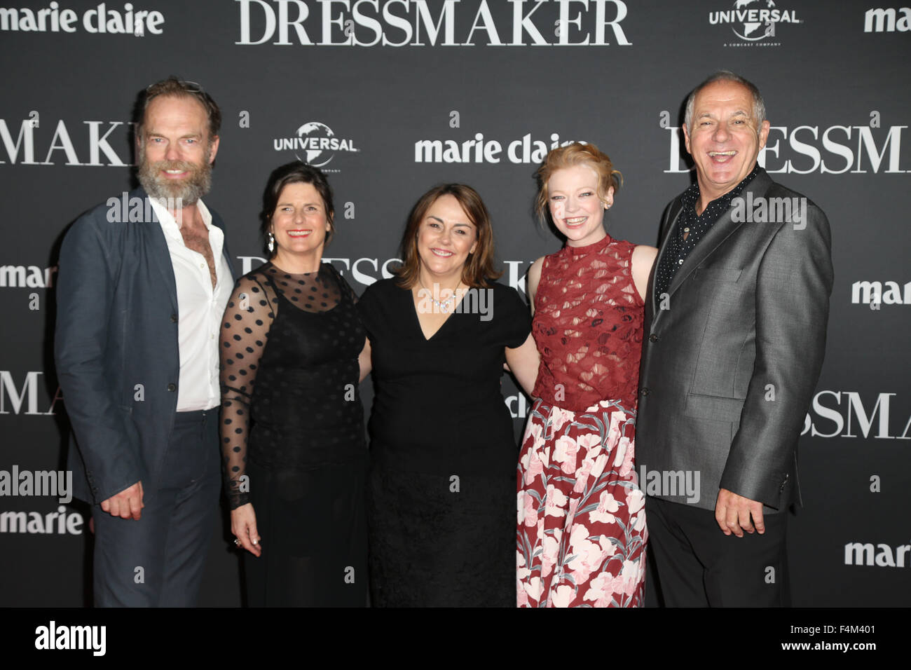 Sydney, Australie. 20 octobre 2015. Sur la photo, de gauche à droite : Hugo Weaving, producteur Sue Maslin, directeur Jocelyn Moorhouse, Sarah Snook et Shane Bourne. Acteurs et actrices marchait sur le tapis rouge pour fêter la sortie de la nouvelle comédie dramatique le couturier pour l'événement des cinémas, la rue George. Crédit : Richard Milnes/Alamy Live News Banque D'Images