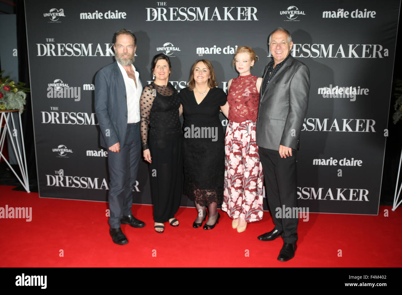 Sydney, Australie. 20 octobre 2015. Sur la photo, de gauche à droite : Hugo Weaving, producteur Sue Maslin, directeur Jocelyn Moorhouse, Sarah Snook et Shane Bourne. Acteurs et actrices marchait sur le tapis rouge pour fêter la sortie de la nouvelle comédie dramatique le couturier pour l'événement des cinémas, la rue George. Crédit : Richard Milnes/Alamy Live News Banque D'Images