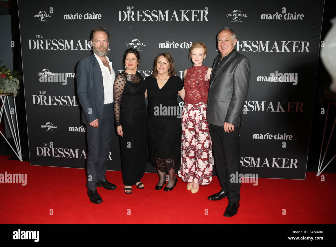 Sydney, Australie. 20 octobre 2015. Sur la photo, de gauche à droite : Hugo Weaving, producteur Sue Maslin, directeur Jocelyn Moorhouse, Sarah Snook et Shane Bourne. Acteurs et actrices marchait sur le tapis rouge pour fêter la sortie de la nouvelle comédie dramatique le couturier pour l'événement des cinémas, la rue George. Crédit : Richard Milnes/Alamy Live News Banque D'Images