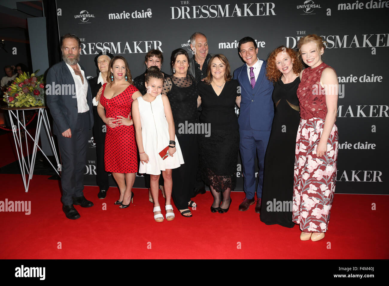 Sydney, Australie. 20 octobre 2015. Sur la photo, de gauche à droite : Hugo Weaving, Barry Otto, Sacha Horler, tbc, tbc, producteur Sue Maslin, directeur Jocelyn Moorhouse, James Mackay, musicien australien Jane Rutter et Sarah Snook. Acteurs et actrices marchait sur le tapis rouge pour fêter la sortie de la nouvelle comédie dramatique le couturier pour l'événement des cinémas, la rue George. Crédit : Richard Milnes/Alamy Live News Banque D'Images