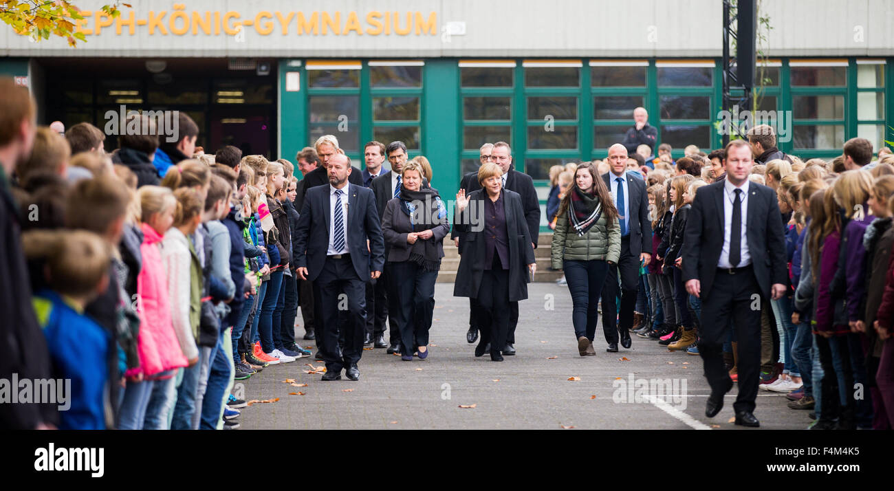 La chancelière allemande Angela Merkel (CDU), C, le ministre de l'éducation de Rhénanie du Nord-Westphalie, Sylvia (Loehrmann C l, Buendnis 90/Die Gruenen, l), directeur d'école Ulrich Wessel (l), maire Bodo Klimpel (CDU, derrière Merkel) et porte-parole de l'école Johanna Koenig (r) de marche entre les lignes formées par les élèves dans la cour de l'école de l'Joseph-Koenig-Gymnasium de Haltern am See, Allemagne, 20 octobre 2015. PHOTO : AFP/VENNENBERND ROLF Banque D'Images