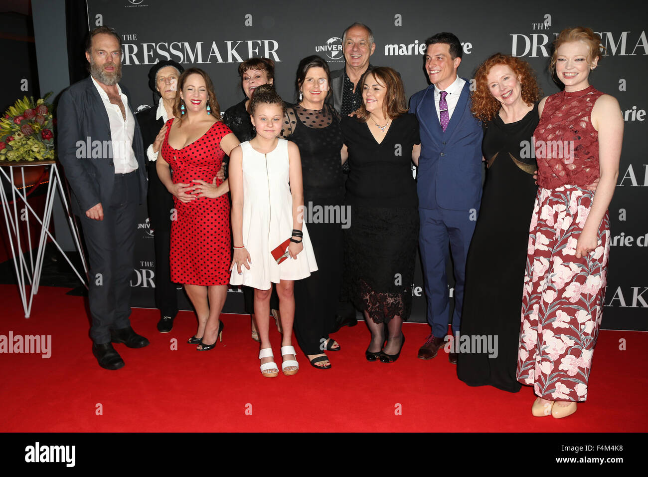Sydney, Australie. 20 octobre 2015. Sur la photo, de gauche à droite : Hugo Weaving, Barry Otto, Sacha Horler, tbc, tbc, producteur Sue Maslin, directeur Jocelyn Moorhouse, James Mackay, musicien australien Jane Rutter et Sarah Snook. Acteurs et actrices marchait sur le tapis rouge pour fêter la sortie de la nouvelle comédie dramatique le couturier pour l'événement des cinémas, la rue George. Crédit : Richard Milnes/Alamy Live News Banque D'Images
