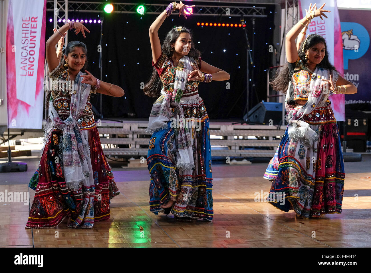 Trois danseuses démontrer comment effectuer la danse traditionnelle indienne Banque D'Images