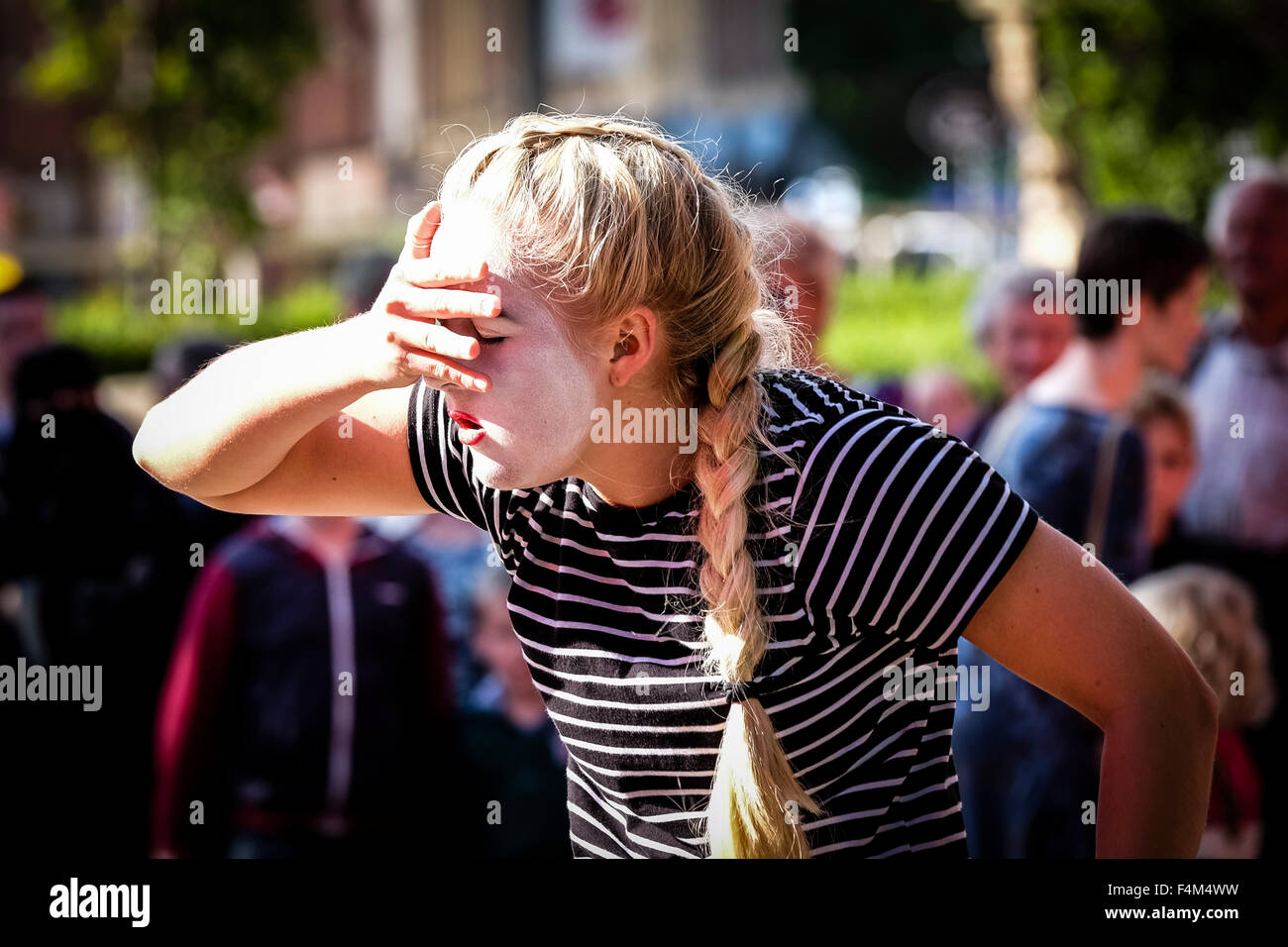 Femme artiste mime l'expression de tensions Banque D'Images