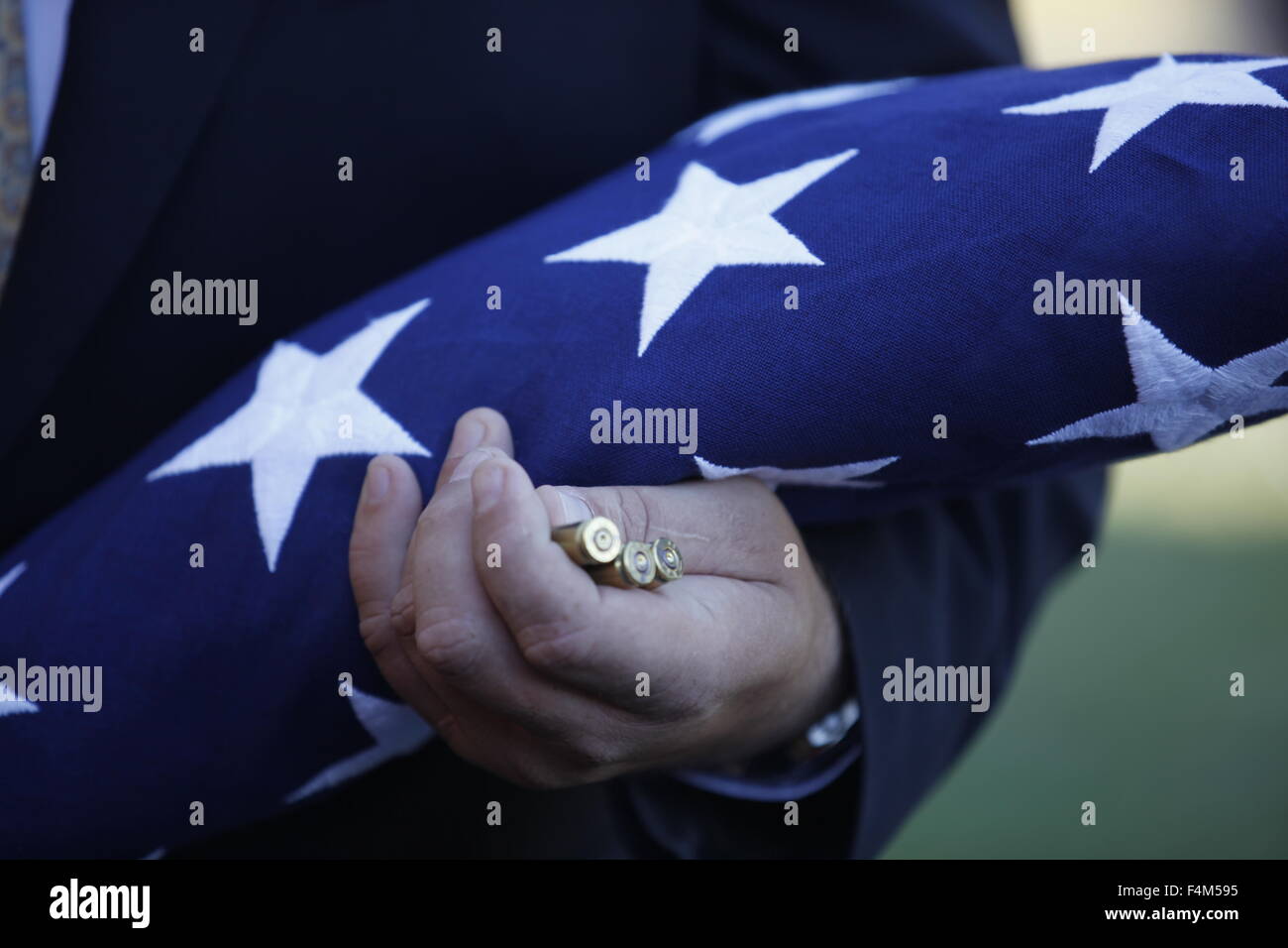 Tenant le drapeau plié et trois coquilles passé après les 21 coups d'artillerie. Service commémoratif pour SSgt. Jack Zallen qui ont servi dans la section de B Co, 1/7ème, 1re Division de cavalerie CAV Airmobile, au cours de la bataille de novembre 1965 à l'Ia Drang LZ Xray durant la guerre du Vietnam. Banque D'Images