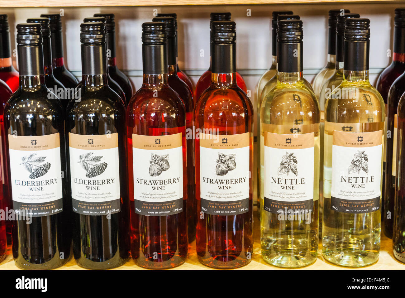 L'Angleterre, l'East Sussex, Battle, Battle Abbey, magasin de souvenirs l'affichage des bouteilles de vin Banque D'Images