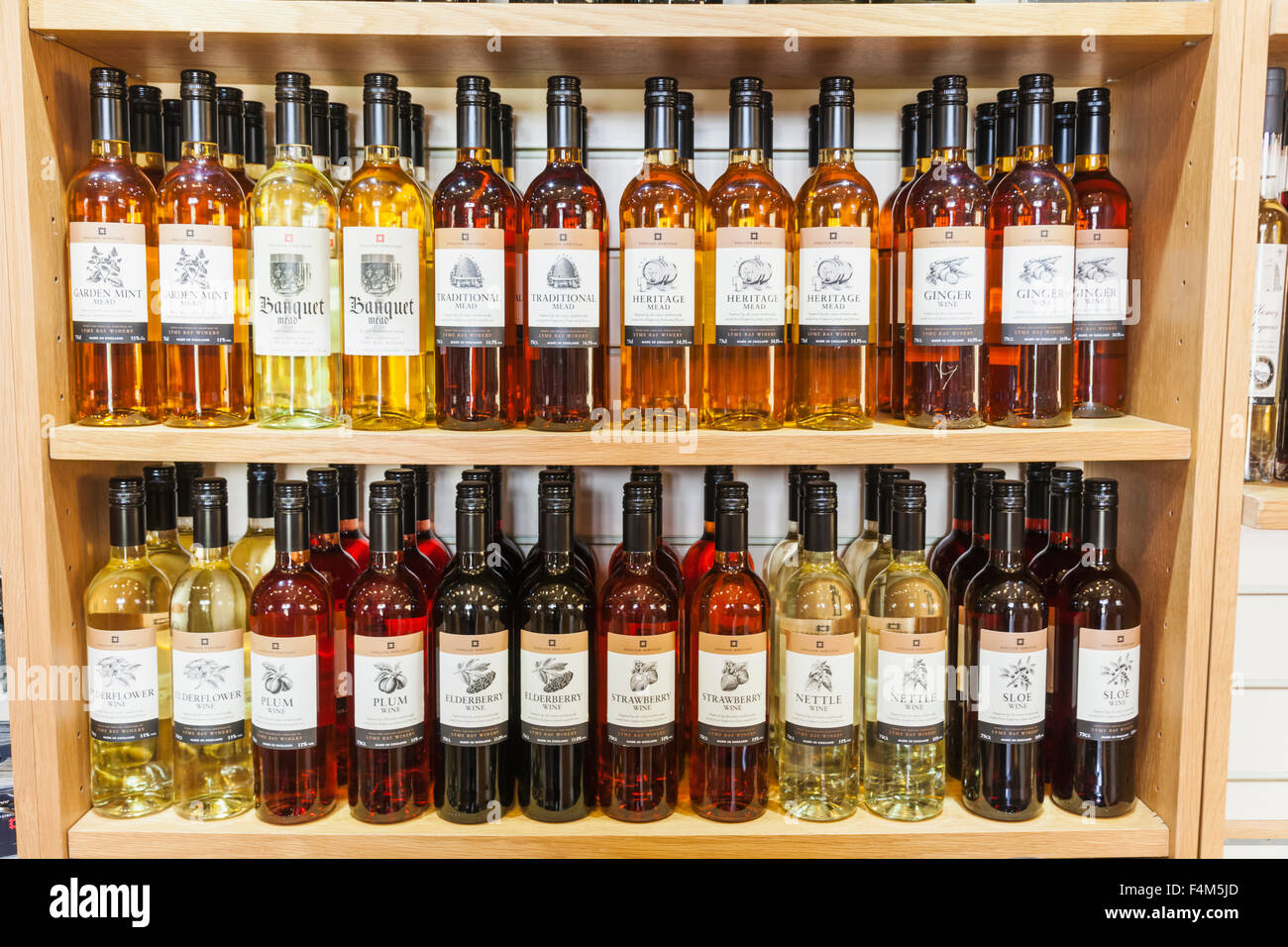 L'Angleterre, l'East Sussex, Battle, Battle Abbey, magasin de souvenirs l'affichage des bouteilles de vin Banque D'Images