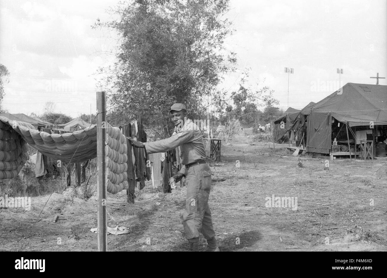 Soldat à une Première Division d'infanterie, camp de base en 1965 pendant la guerre du Vietnam. Banque D'Images