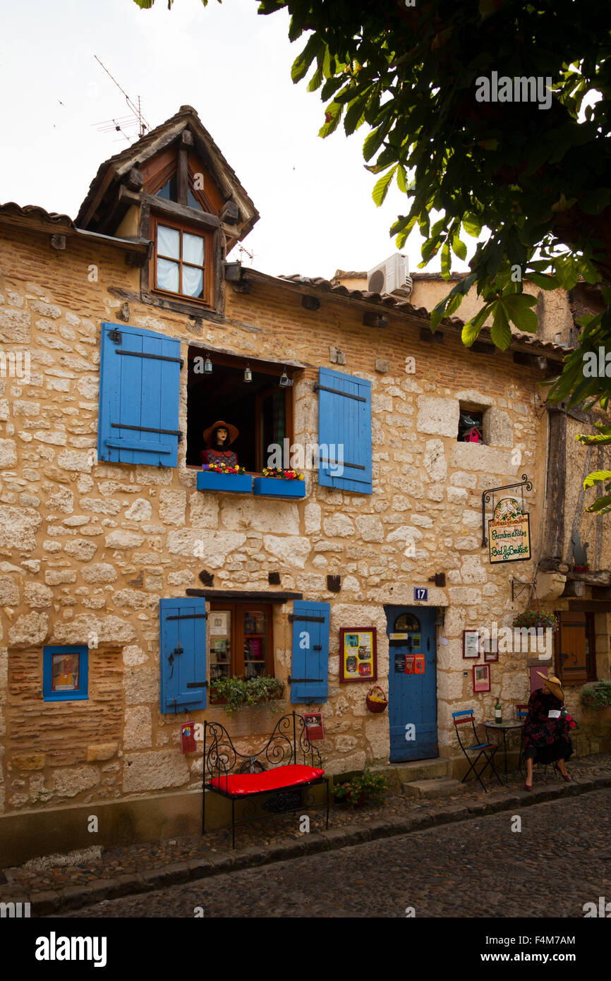 Vieille shope aux volets bleus à Bergerac France Banque D'Images