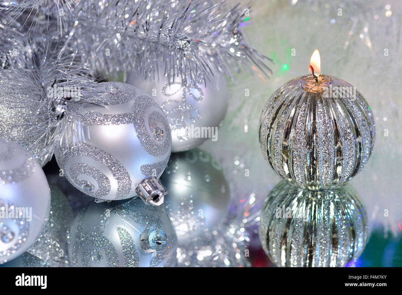 Décorations de Noël avec des boules d'argent et de bougies sur le miroir. Banque D'Images
