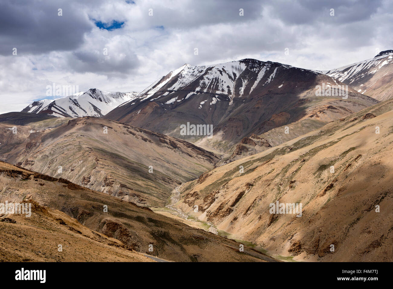 L'Inde, le Jammu-et-Cachemire, Ladakh, Rumtse, enneigés des montagnes autour de Taglang La pass Banque D'Images