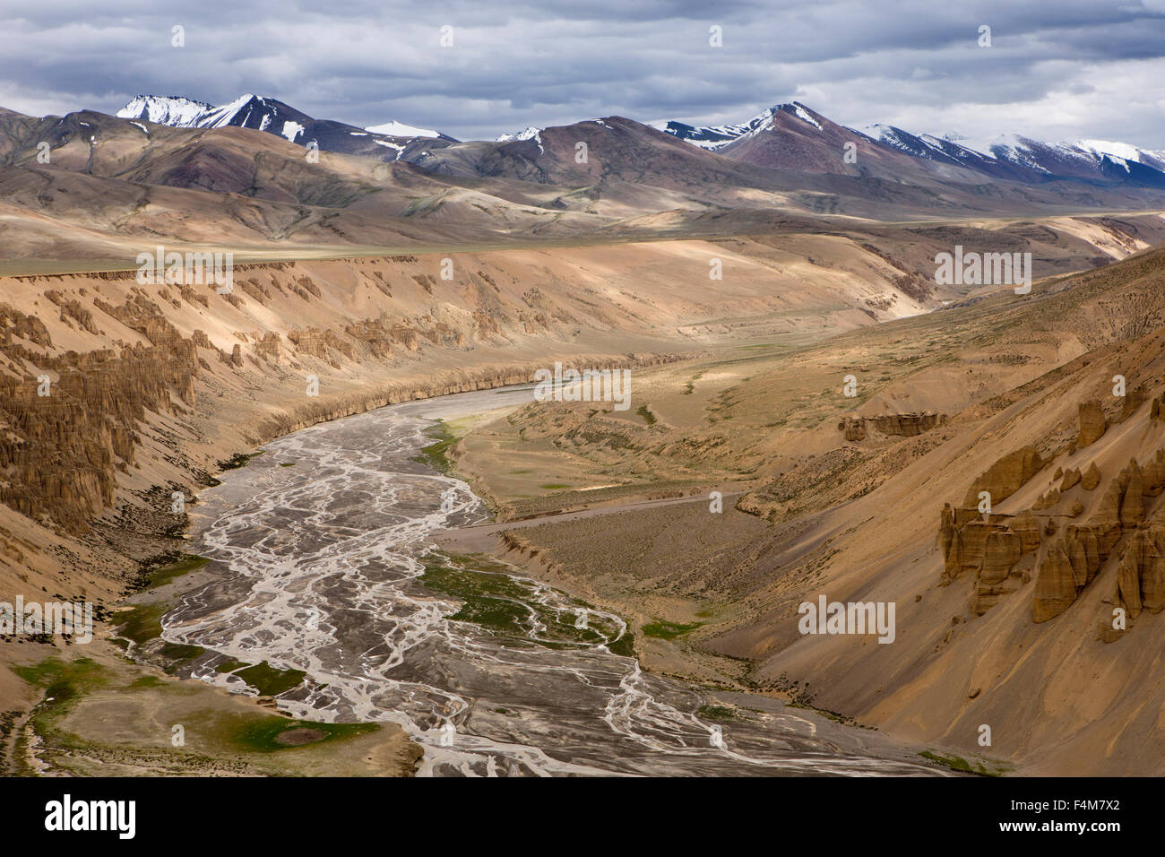 L'Inde, le Jammu-et-Cachemire, Ladakh, Plateau Changtang, érodés et des berges sur une montagne Banque D'Images