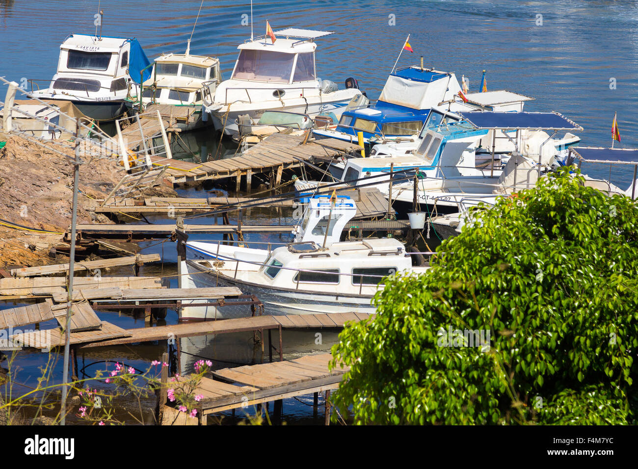 Les petits bateaux de pêche sur le vieux quai Banque D'Images