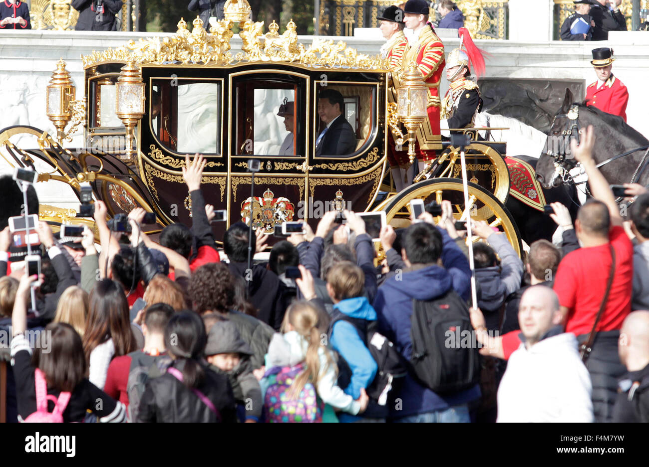 Londres, Royaume-Uni. 20 Oct, 2015. La reine Elizabeth II siège avec le président chinois Xi Jinping à l'entraîneur de l'état du Jubilé de diamant à la suite de la cérémonie d'accueil à Horse Guards Parade le 20 octobre 2015 à Londres, en Angleterre. Le Président de la République populaire de Chine, M. Xi Jinping et son épouse, Mme Peng Liyuan, paient une visite d'État au Royaume-Uni en tant qu'invités de la Reine. PHOTO Credit : CPRESS LIMITED/Alamy Live News Banque D'Images