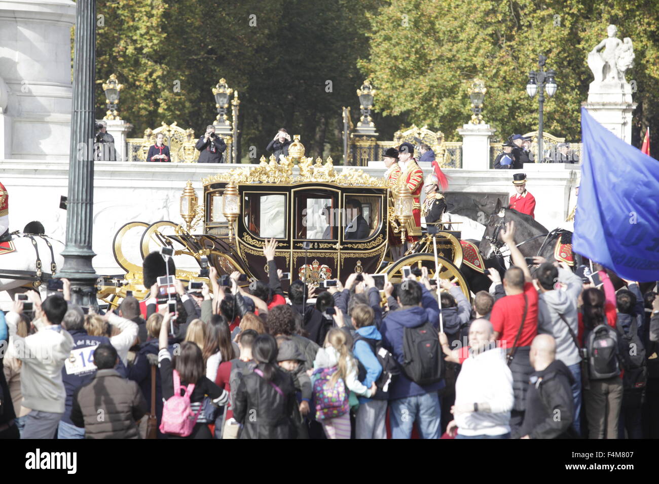 Londres, Royaume-Uni. 20 Oct, 2015. La reine Elizabeth II siège avec le président chinois Xi Jinping à l'entraîneur de l'état du Jubilé de diamant à la suite de la cérémonie d'accueil à Horse Guards Parade le 20 octobre 2015 à Londres, en Angleterre. Le Président de la République populaire de Chine, M. Xi Jinping et son épouse, Mme Peng Liyuan, paient une visite d'État au Royaume-Uni en tant qu'invités de la Reine. PHOTO Credit : CPRESS LIMITED/Alamy Live News Banque D'Images