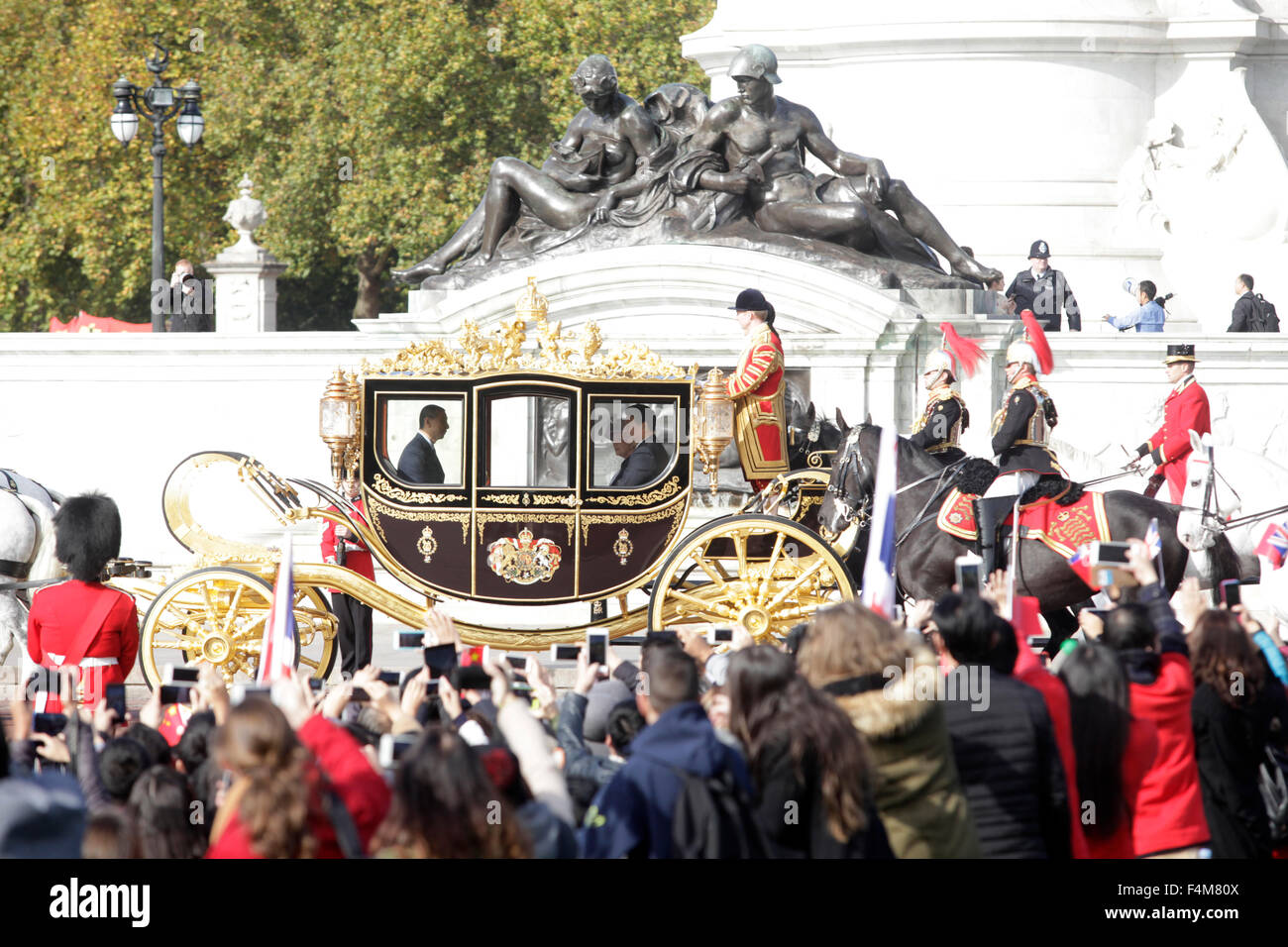 Londres, Royaume-Uni. 20 Oct, 2015. La reine Elizabeth II siège avec le président chinois Xi Jinping à l'entraîneur de l'état du Jubilé de diamant à la suite de la cérémonie d'accueil à Horse Guards Parade le 20 octobre 2015 à Londres, en Angleterre. Le Président de la République populaire de Chine, M. Xi Jinping et son épouse, Mme Peng Liyuan, paient une visite d'État au Royaume-Uni en tant qu'invités de la Reine. PHOTO Credit : CPRESS LIMITED/Alamy Live News Banque D'Images
