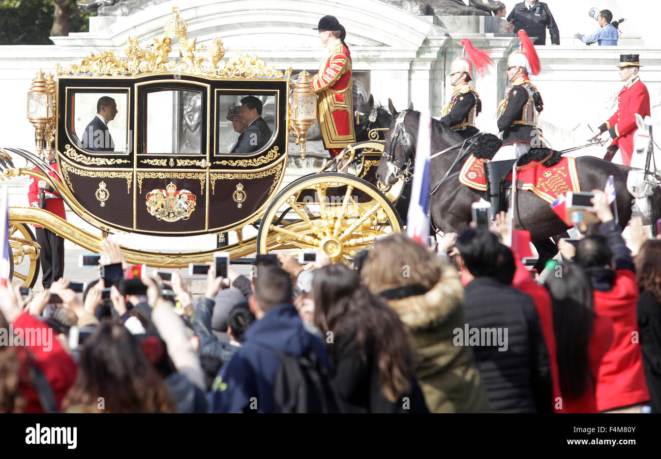 Londres, Royaume-Uni. 20 Oct, 2015. La reine Elizabeth II siège avec le président chinois Xi Jinping à l'entraîneur de l'état du Jubilé de diamant à la suite de la cérémonie d'accueil à Horse Guards Parade le 20 octobre 2015 à Londres, en Angleterre. Le Président de la République populaire de Chine, M. Xi Jinping et son épouse, Mme Peng Liyuan, paient une visite d'État au Royaume-Uni en tant qu'invités de la Reine. PHOTO Credit : CPRESS LIMITED/Alamy Live News Banque D'Images