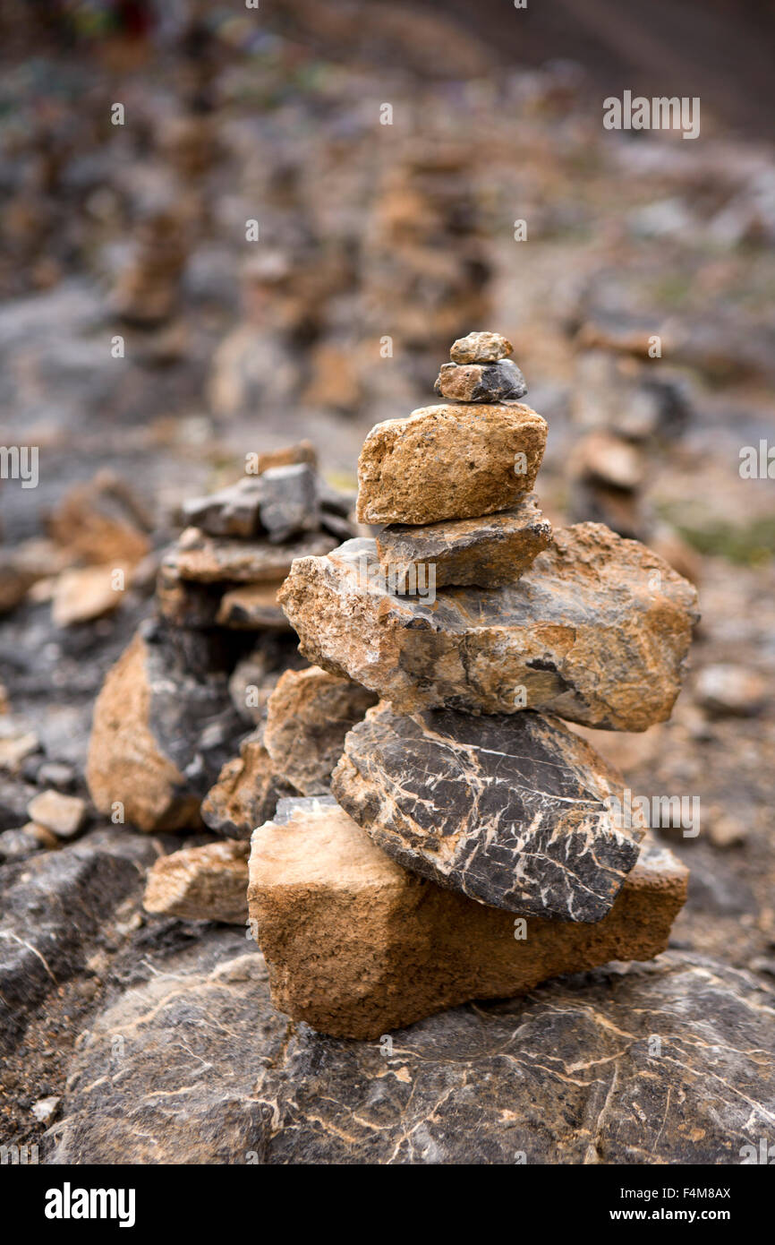 L'Inde, le Jammu-et-Cachemire, Ladakh, petit cairn de pierre en Nakeel La pass sur Leh-Manali highway Banque D'Images