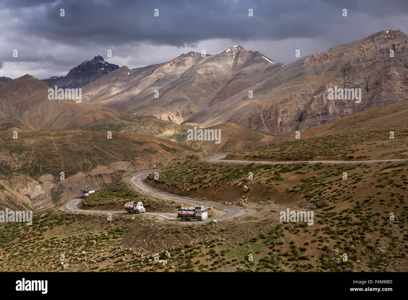 L'Inde, le Jammu-et-Cachemire, Ladakh, Indian Oil tankers sur lacets jusqu'à la pass Nakeel sur Leh-Manali highway Banque D'Images