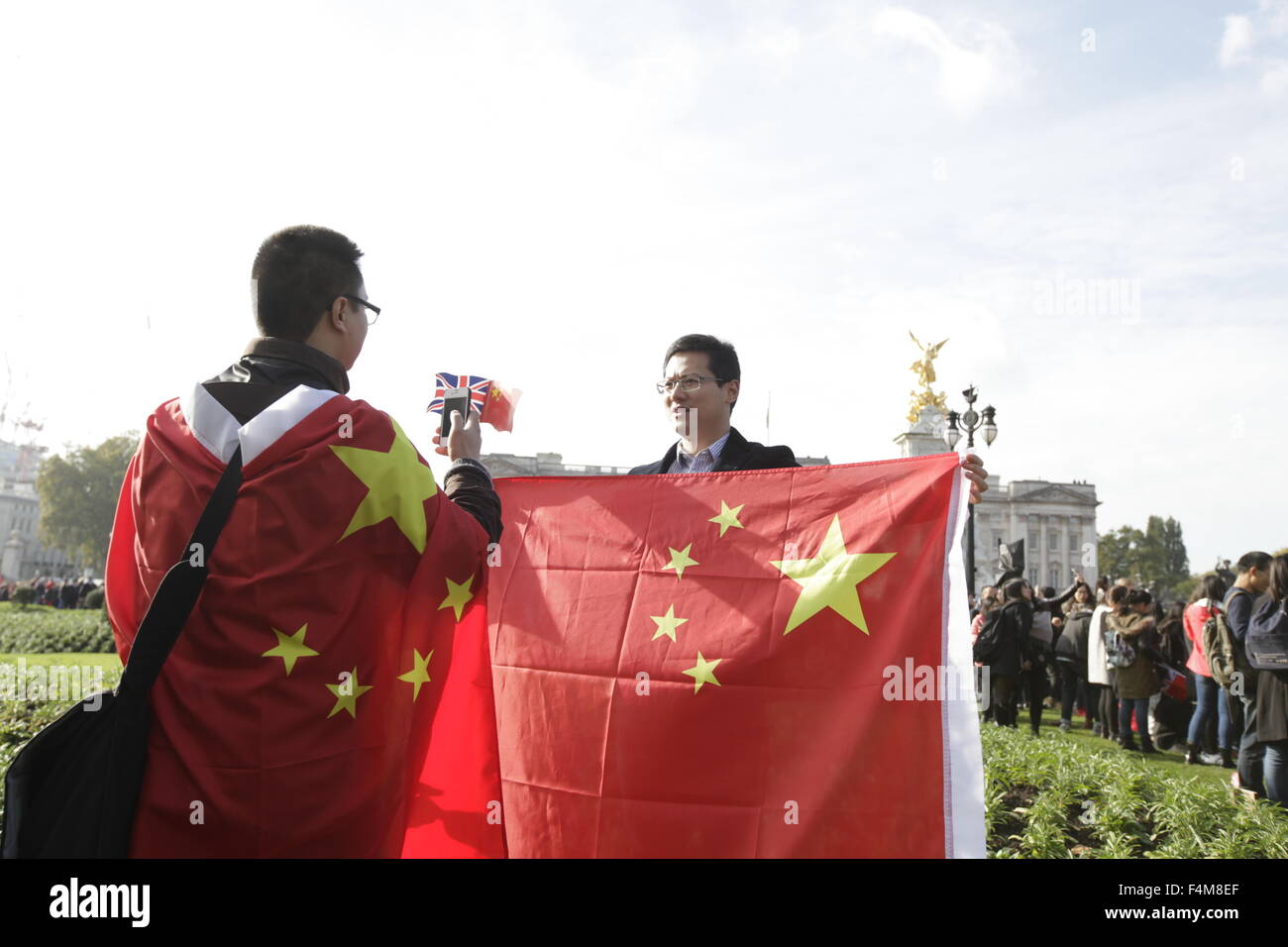 Londres, Royaume-Uni. 20 Oct, 2015. Jeune pose avec la Chine pour drapeaux pour prendre des photos à Londres, Royaume-Uni, 20 octobre 2015. Le Président de la République populaire de Chine, M. Xi Jinping et son épouse, Mme Peng Liyuan, paient une visite d'État au Royaume-Uni en tant qu'invités de la Reine. PHOTO Credit : CPRESS LIMITED/Alamy Live News Banque D'Images
